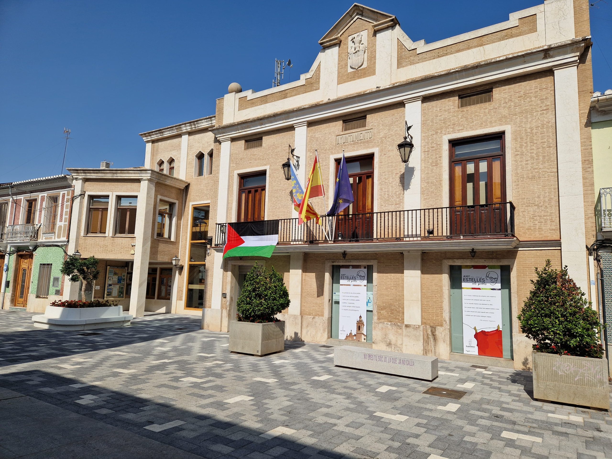Edificio del ayuntamiento de Alboraya con bandera palestina