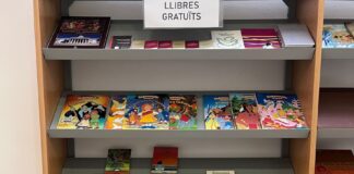 Estante de libros gratuitos en la biblioteca Ramon Guillem de Catarroja