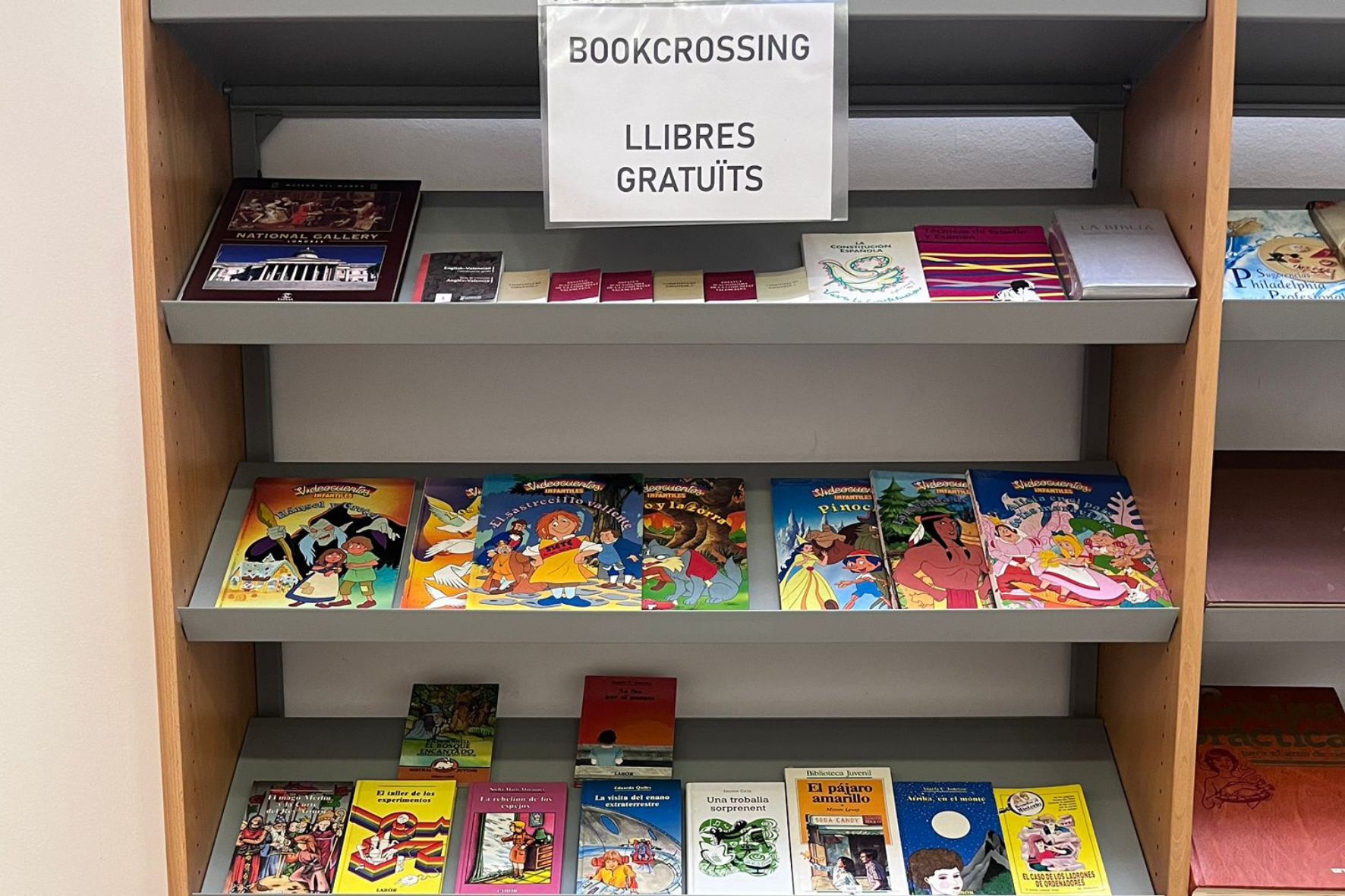Estante de libros gratuitos en la biblioteca Ramon Guillem de Catarroja