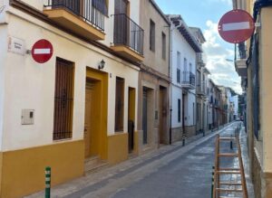 Calle Forn Vell en Foios con señal de prohibido el paso