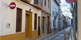 Calle Forn Vell en Foios con señal de prohibido el paso