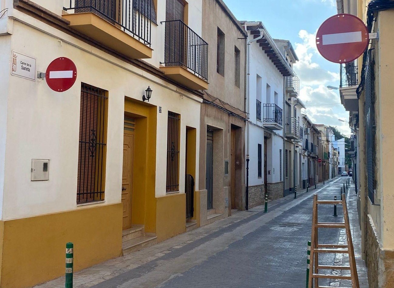Calle Forn Vell en Foios con señal de prohibido el paso