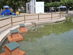 Casetas flotantes para proteger a los patos del Parque de Les Barraques del sol en Catarroja