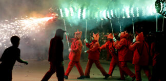 Grupo de personas en trajes rojos durante el correfoc en Puçol
