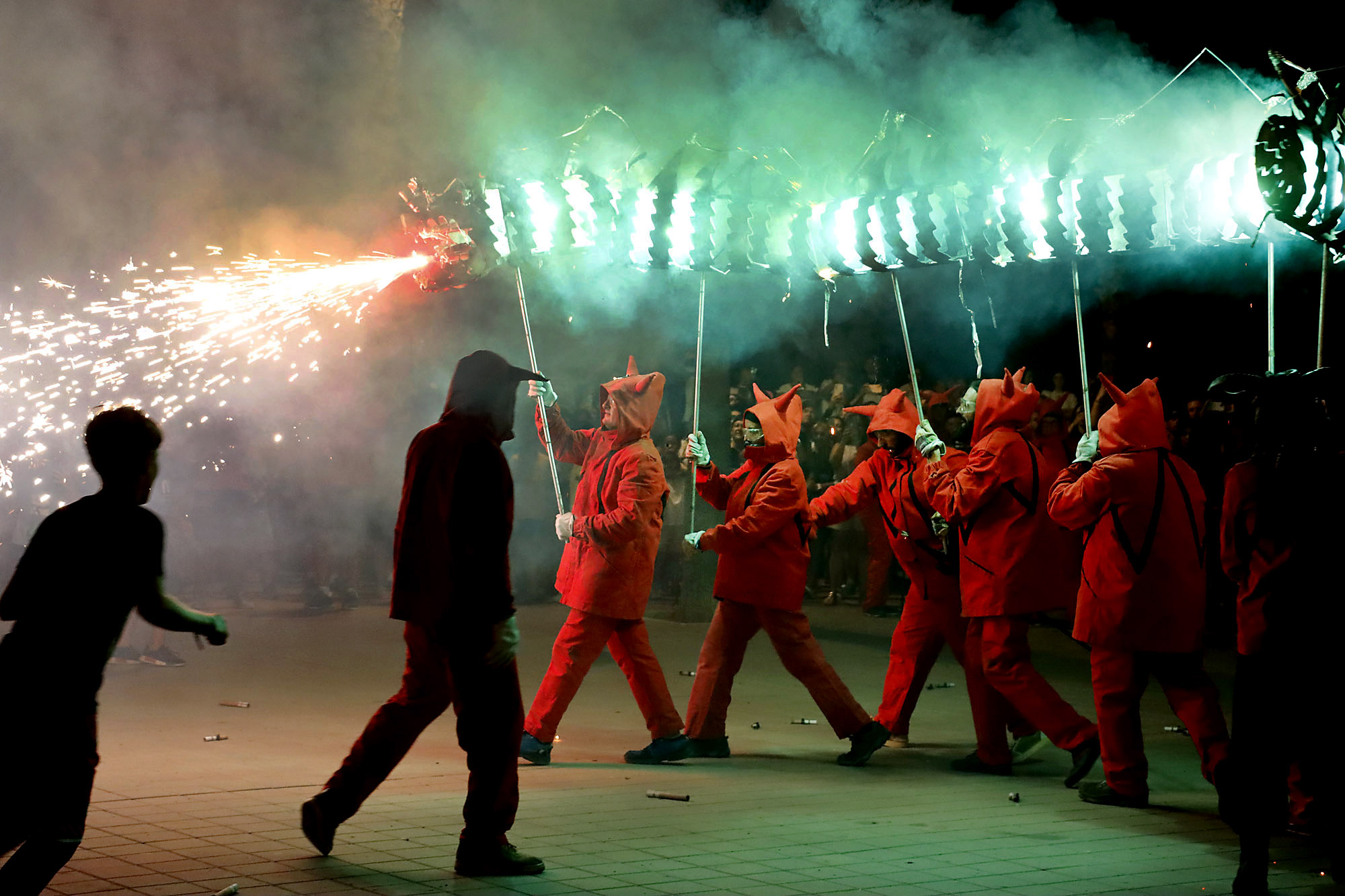 Grupo de personas en trajes rojos durante el correfoc en Puçol