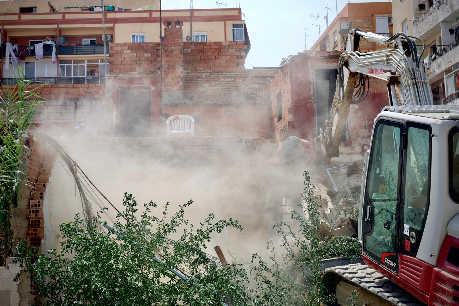 Maquinaria trabajando en la demolición de casas afectadas por la DANA en Torrent