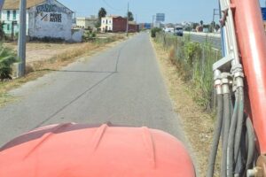 Vista de un camino desbrozado en Alboraya con vegetación recortada