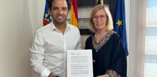 el-alcalde-de-paterna-juan-antonio-sagredo-y-la-presidenta-de-federacion-intercomparsas-ma-jose-salvador