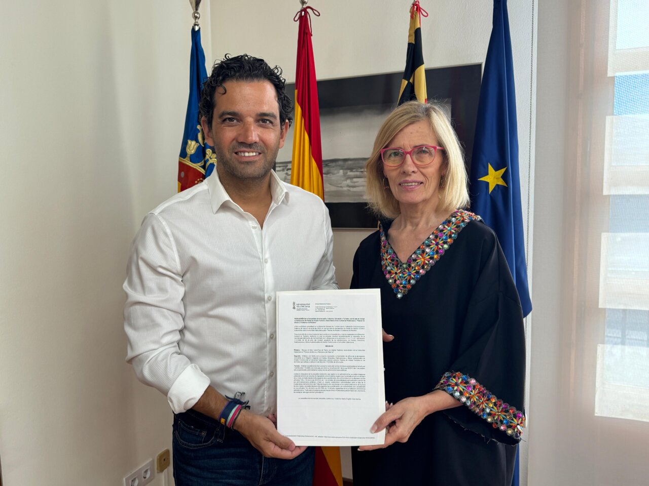 el-alcalde-de-paterna-juan-antonio-sagredo-y-la-presidenta-de-federacion-intercomparsas-ma-jose-salvador