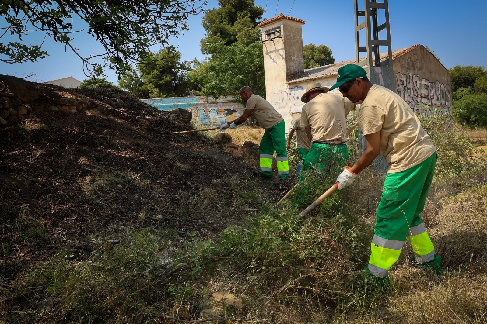 Trabajadores limpiando y rehabilitando un área afectada por la Dana en Torrent