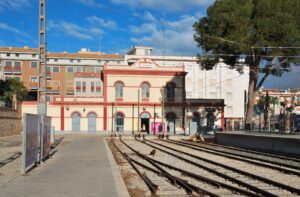 Estación de metro de Bétera con trenes y edificios alrededor