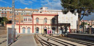 Estación de metro de Bétera con trenes y edificios alrededor