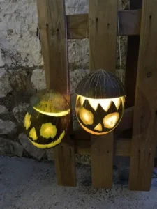 Fanalets de melón decorados con formas y luces