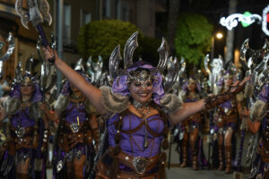 Fuego, danza y leyenda: Guardianas de Sibila ilumina la Gran Nit Cristiana de Paterna