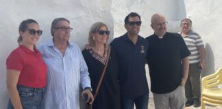 Inauguración de la sede de Intercomparses en Paterna con asistentes sonriendo