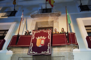 izado banderas mora y cristina fiestas Paterna 2025