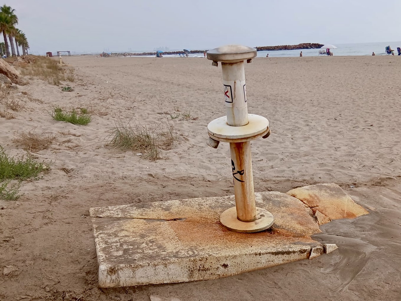 Estado deteriorado de un rentapeus en la playa del Puig