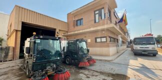 Dos máquinas barredoras en un espacio de trabajo de la Mancomunitat de l'Horta Nord