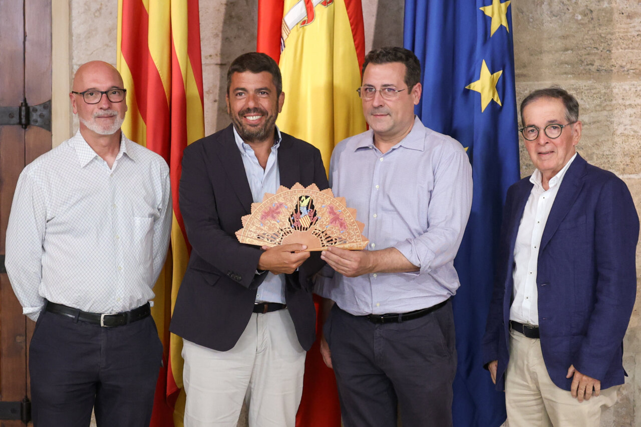 Mazón con el gremio de abaniqueros de Aldaia