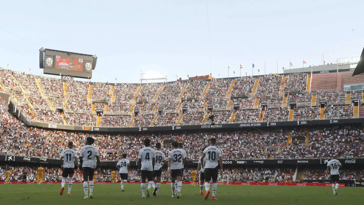 Jugadores del Valencia CF en el estadio Mestalla durante un partido