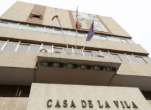 Fachada del Ayuntamiento de Mislata con banderas ondeando