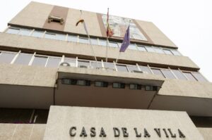 Fachada del Ayuntamiento de Mislata con banderas ondeando