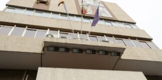 Fachada del Ayuntamiento de Mislata con banderas ondeando