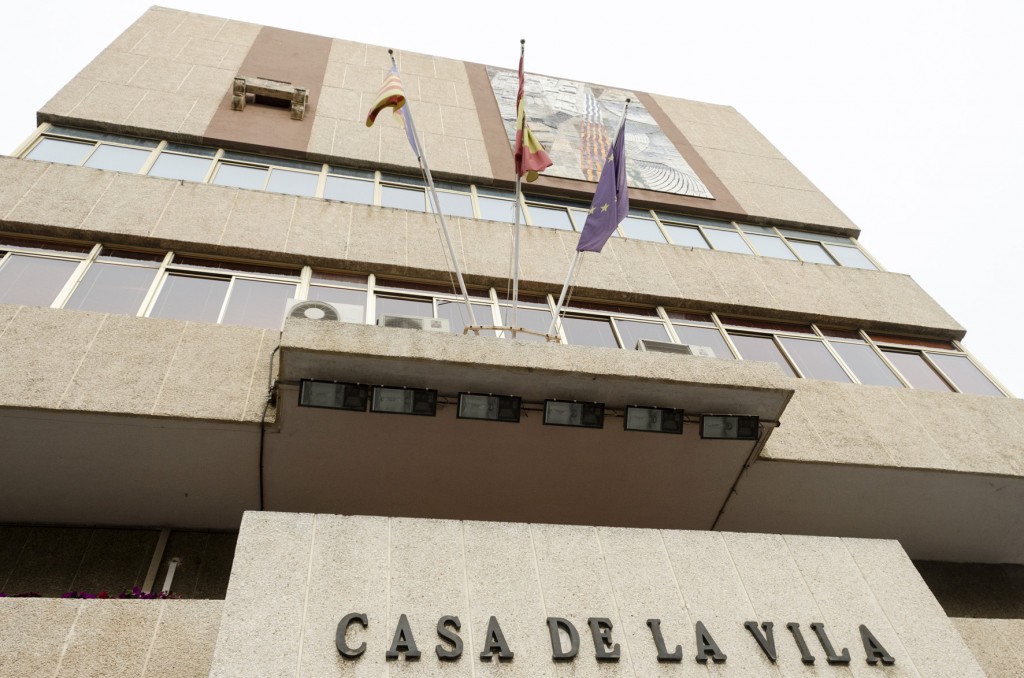 Fachada del Ayuntamiento de Mislata con banderas ondeando