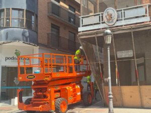 Montaje de protecciones a viviendas y comercios en la calle Mayor de Paterna. Montaje de protecciones a viviendas y comercios en la calle Mayor de Paterna.