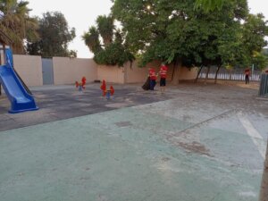 Operarios retirando parque CEIP Cervantes Alboraya