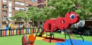 Nuevo parque infantil con una gran formiga roja en Torrent