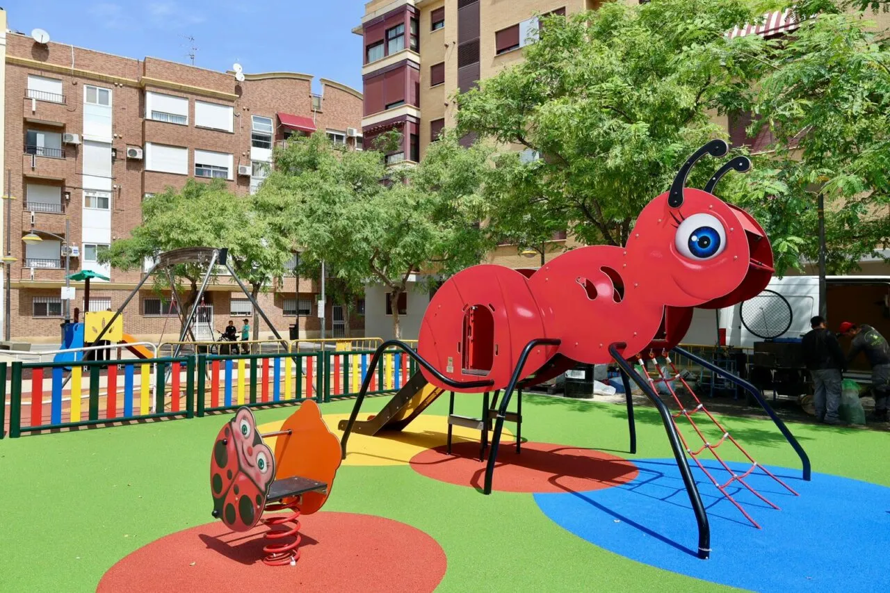 Nuevo parque infantil con una gran formiga roja en Torrent