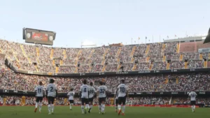 Jugadores del Valencia CF en el estadio Mestalla durante un partido