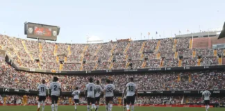 Jugadores del Valencia CF en el estadio Mestalla durante un partido