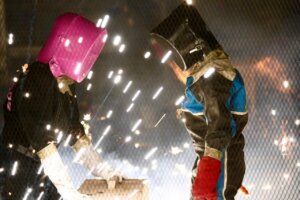 Pequeños tiradores de Paterna anoche en una de las tiradas en el cohetódromo Pequeños tiradores de Paterna anoche en una de las tiradas en el cohetódromo