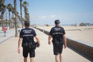 Policía Local de Alboraya patrullando por la playa de la Patacona