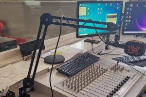 Estudio de radio con micrófono y computadoras en Albal