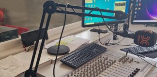 Estudio de radio con micrófono y computadoras en Albal