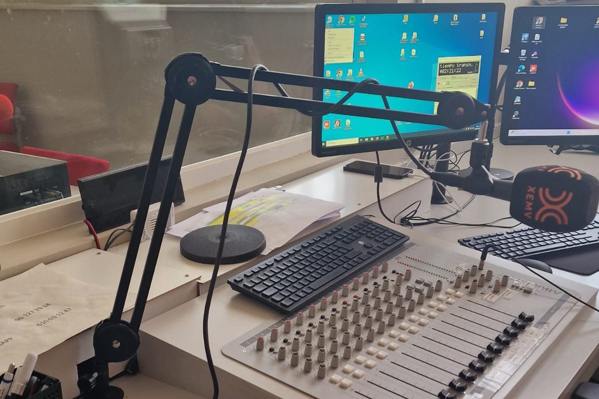 Estudio de radio con micrófono y computadoras en Albal