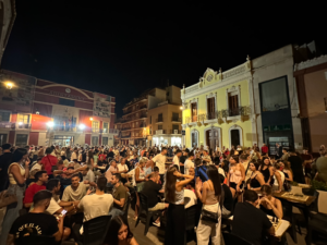 Multitud de personas disfrutando en la plaza de Rafelbunyol durante las fiestas