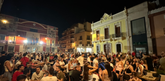 Multitud de personas disfrutando en la plaza de Rafelbunyol durante las fiestas