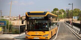 Autobús amarillo en la nueva carretera junto al puente de Torrent y Alaquàs