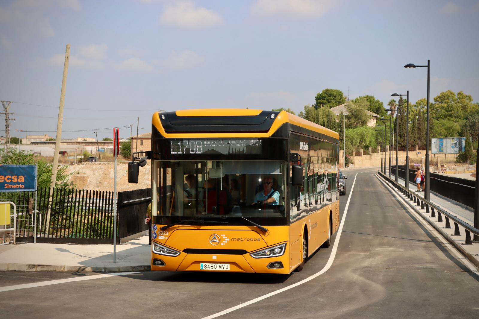 Autobús amarillo en la nueva carretera junto al puente de Torrent y Alaquàs