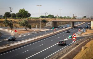 Vista de la carretera CV-33 en Torrent con señalización de tráfico