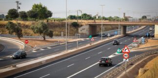 Vista de la carretera CV-33 en Torrent con señalización de tráfico