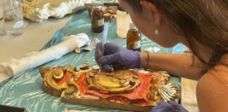 Una restauradora trabajando en la anda de Sant Miquel en Catarroja