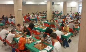 Jugadores compitiendo en el Torneo de Ajedrez en Mislata