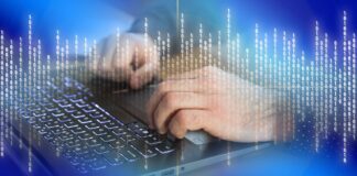 Manos escribiendo en un teclado con fondo digital de datos