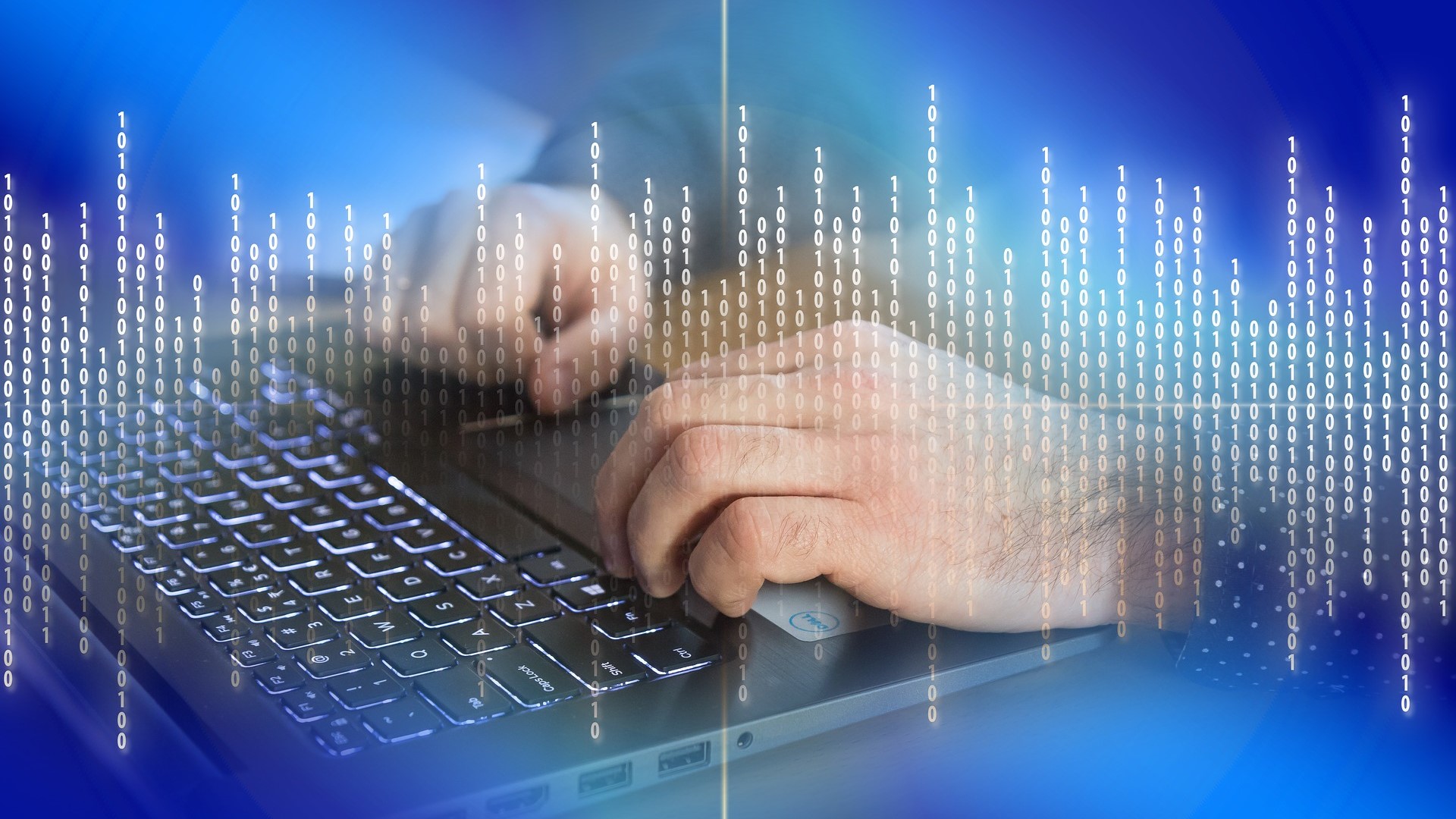 Manos escribiendo en un teclado con fondo digital de datos