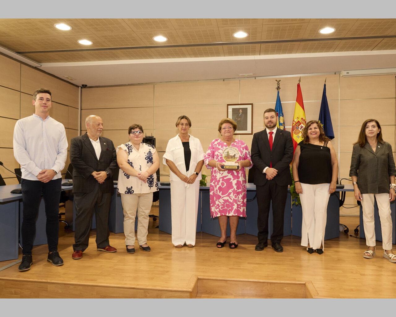 Gloria Montalar López recibe el Premio Farnals 2025 en reconocimiento a su trayectoria profesional en el Ayuntamiento